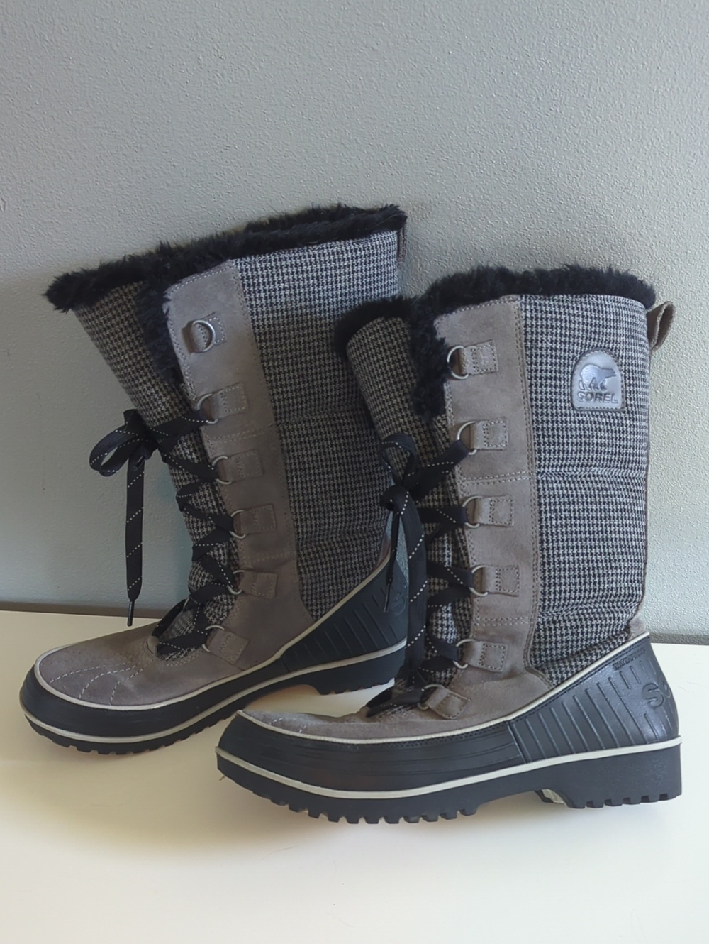 Sorel Women's Grey Lace-Up Faux Fur Winter Boots